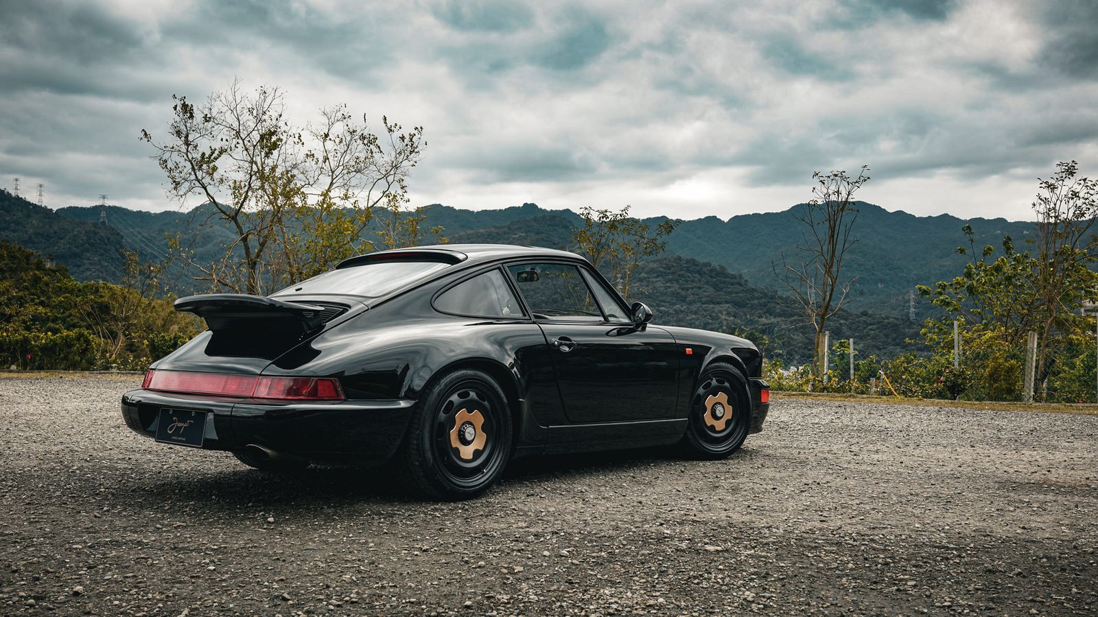 Porsche 964 Carrera 4 on Jaeges RP wheels