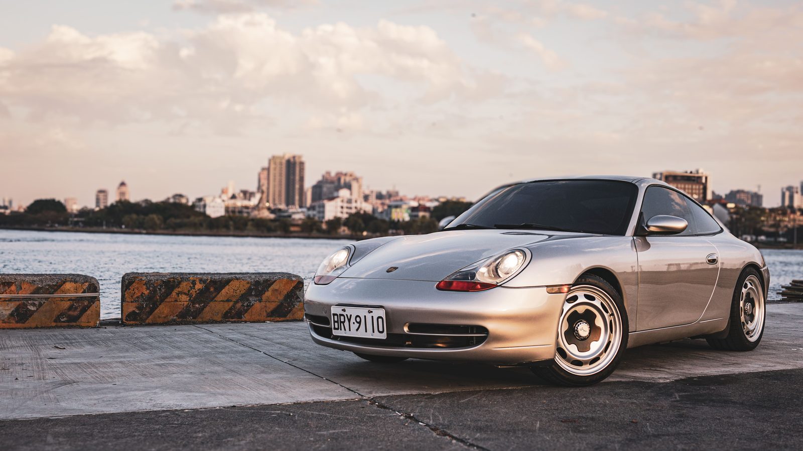 Porsche 996 Carrera 2 on Jaeges RP wheels